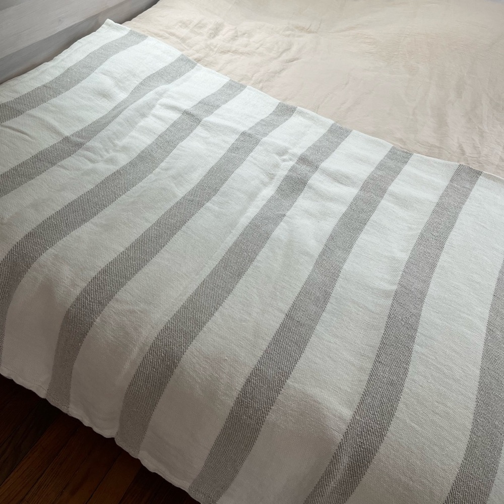 Cultiver Luna Stripe Throw